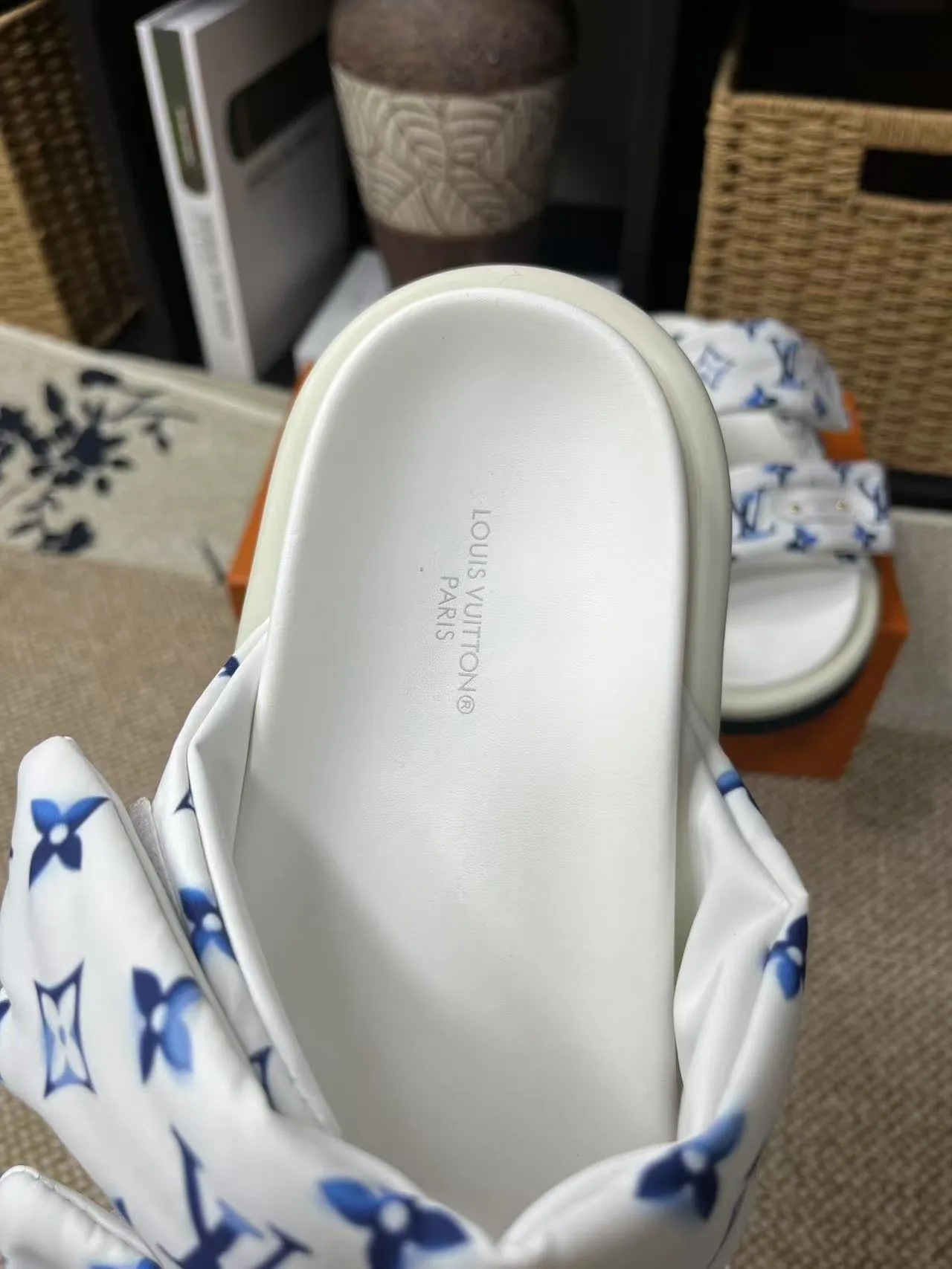 P340 yuan LV Louis Vuitton Full of high-end feel! A popular model among bloggers at home and abroad, it’s retro and fashionable, and looks stunning on your feet! Mainly recommended model on the official website★ ━━━━━ ЅᏇєєt ━━━━━ ▪️Upper: original calfskin ➕5D printing process ▪️Inner: imported mixed sheepskin ▪️Outsole: original molded foam outsole ▪️Size: Female 35-40 Men's 39-44 (women's 41 men's 45)